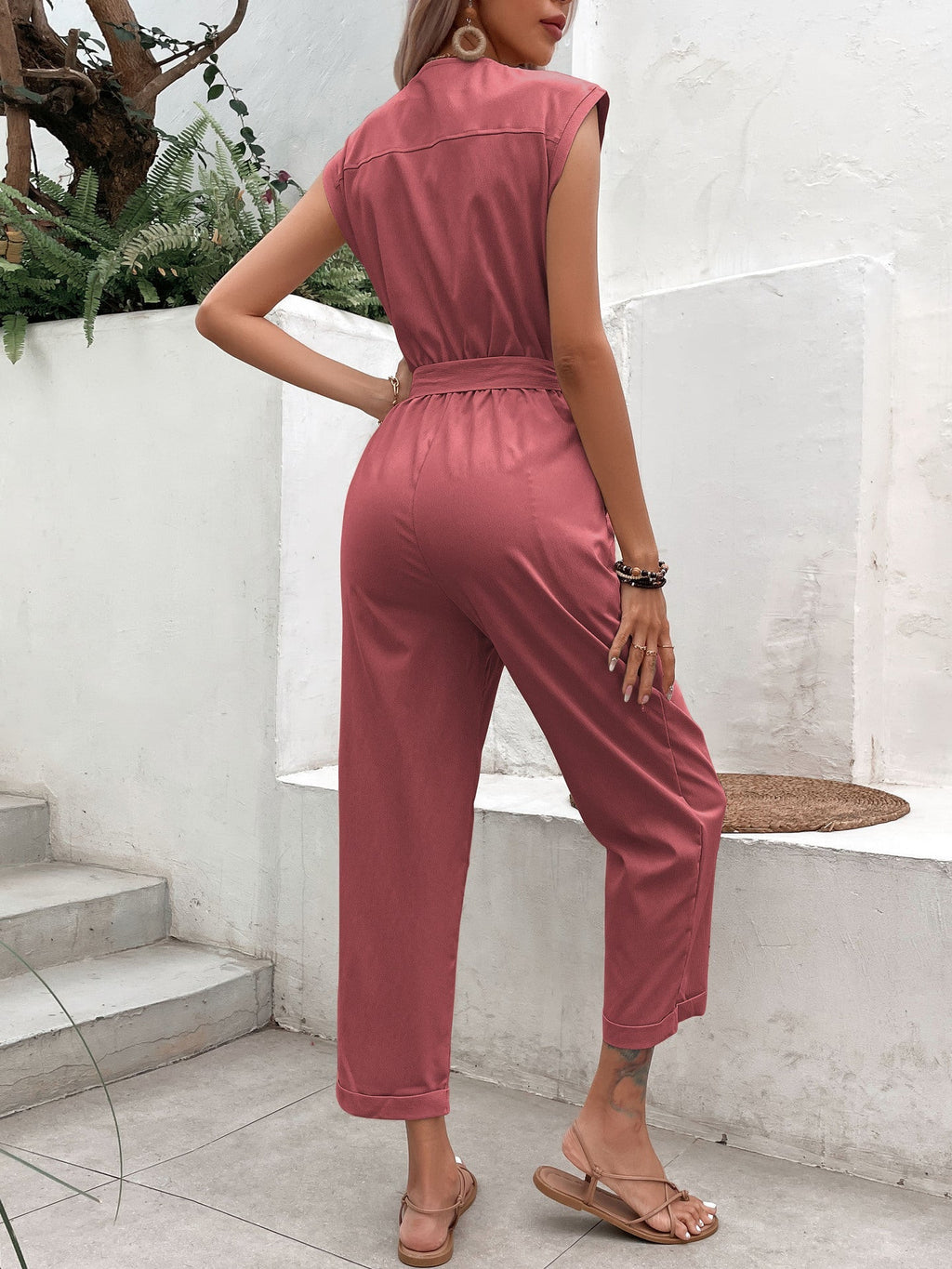 Tuta sartoriale raffinata da donna con collo a V e cintura