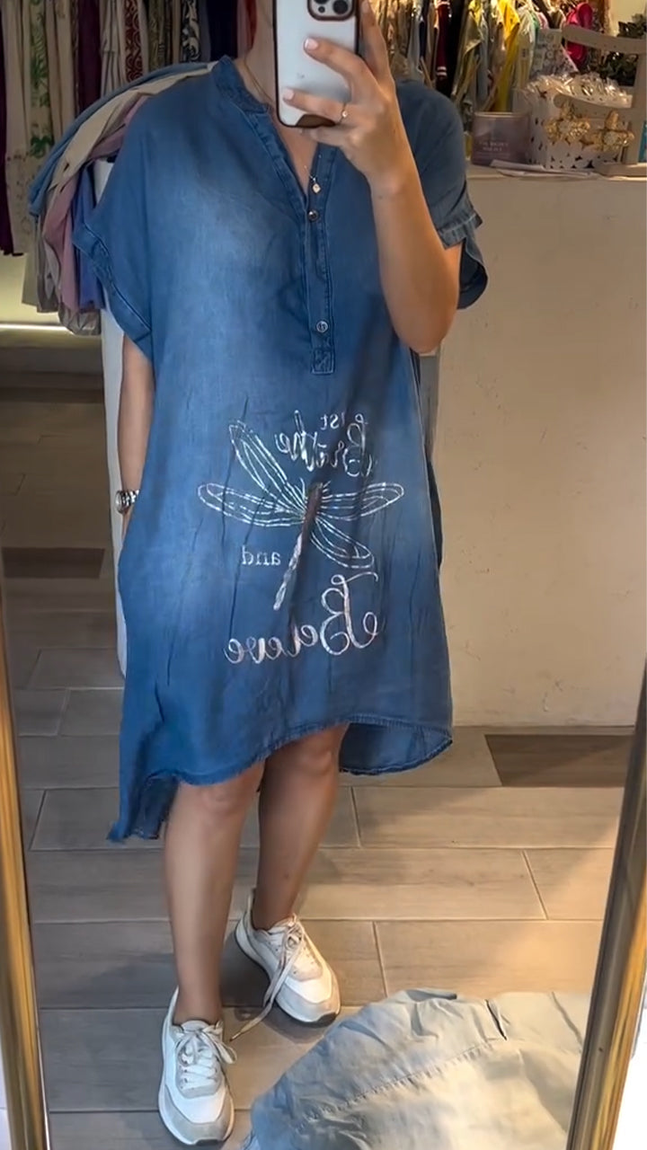 Abito casual in denim con scollo a V e bottoni, ideale per lo stile quotidiano