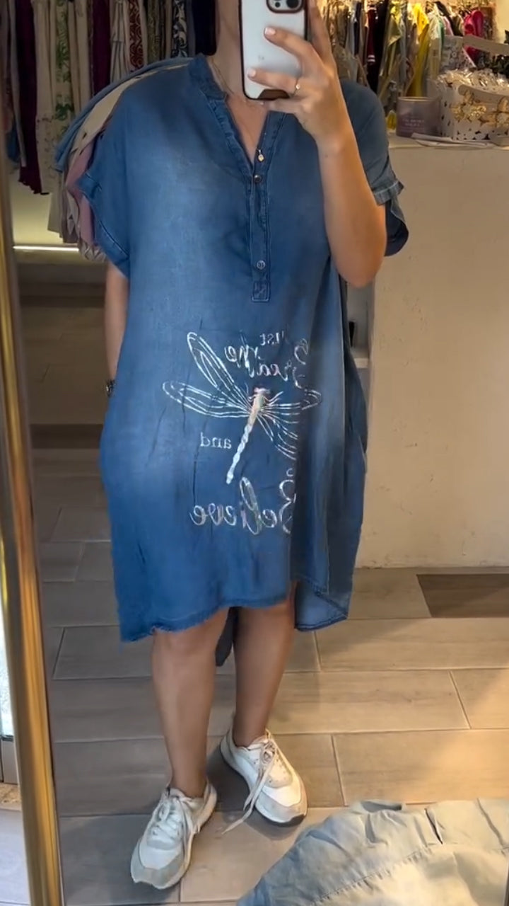 Abito casual in denim con scollo a V e bottoni, ideale per lo stile quotidiano