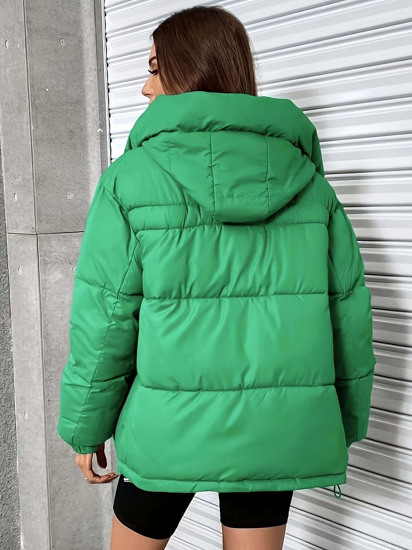Giacca trapuntata leggera con cappuccio da donna - Abbigliamento invernale alla moda