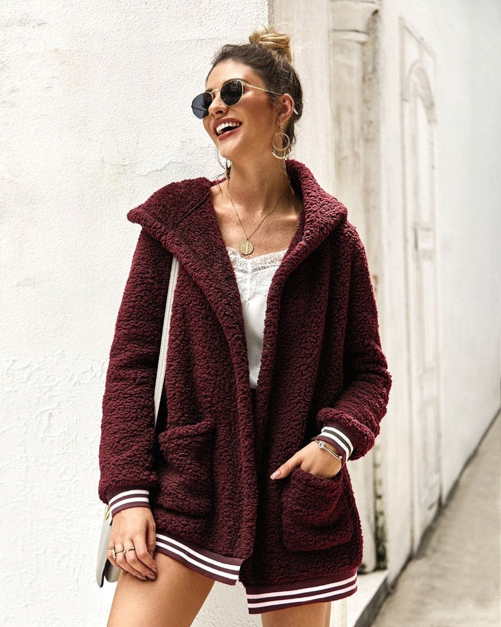 Giacca lunga in pelliccia alla moda da donna per l'inverno: elegante e comoda