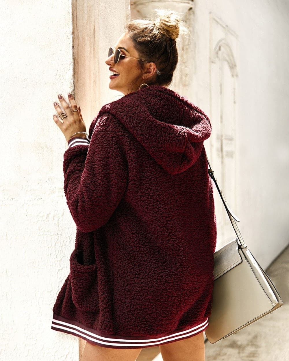 Giacca lunga in pelliccia alla moda da donna per l'inverno: elegante e comoda
