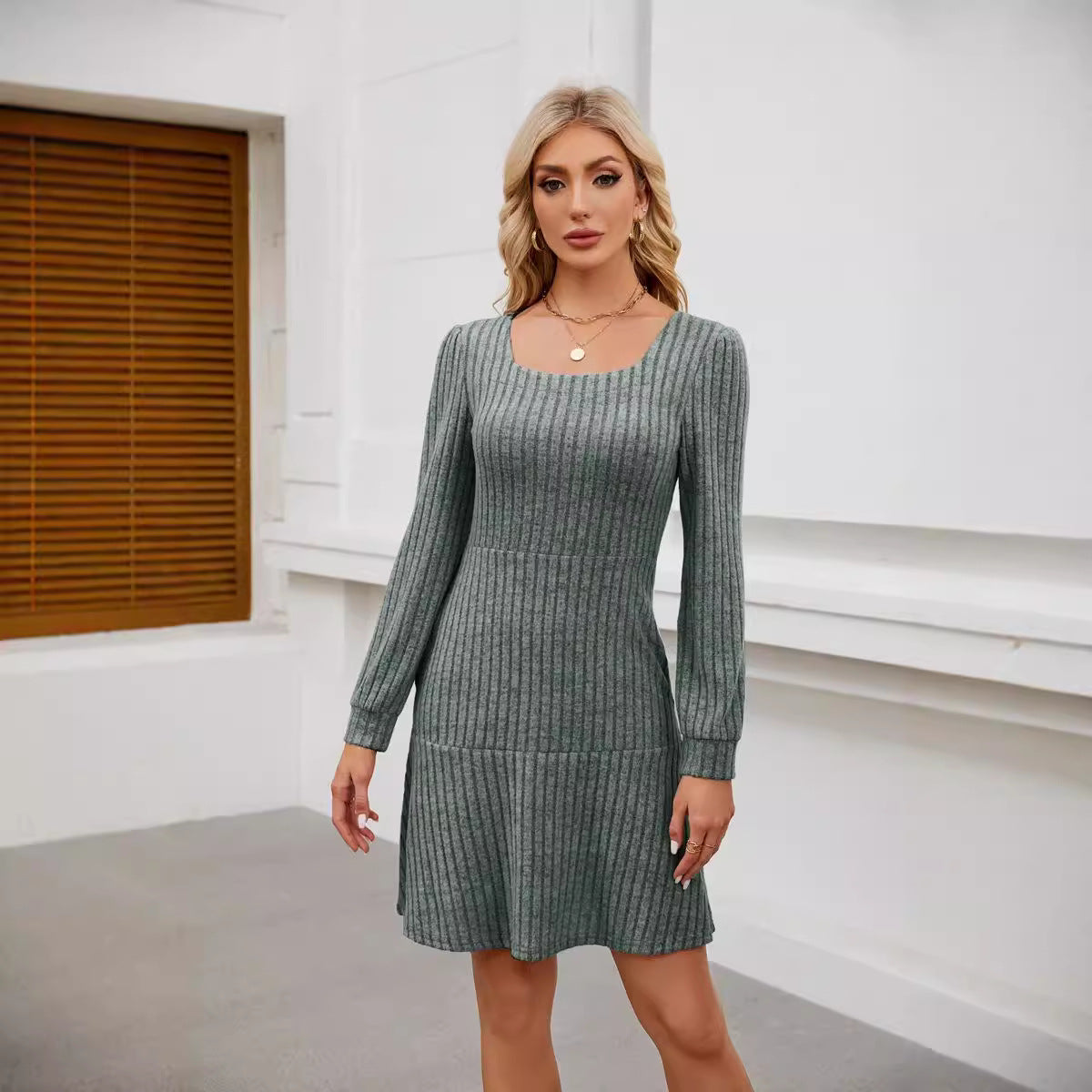 Abito corto da donna con scollo quadrato e maniche lunghe - Lusinghiero