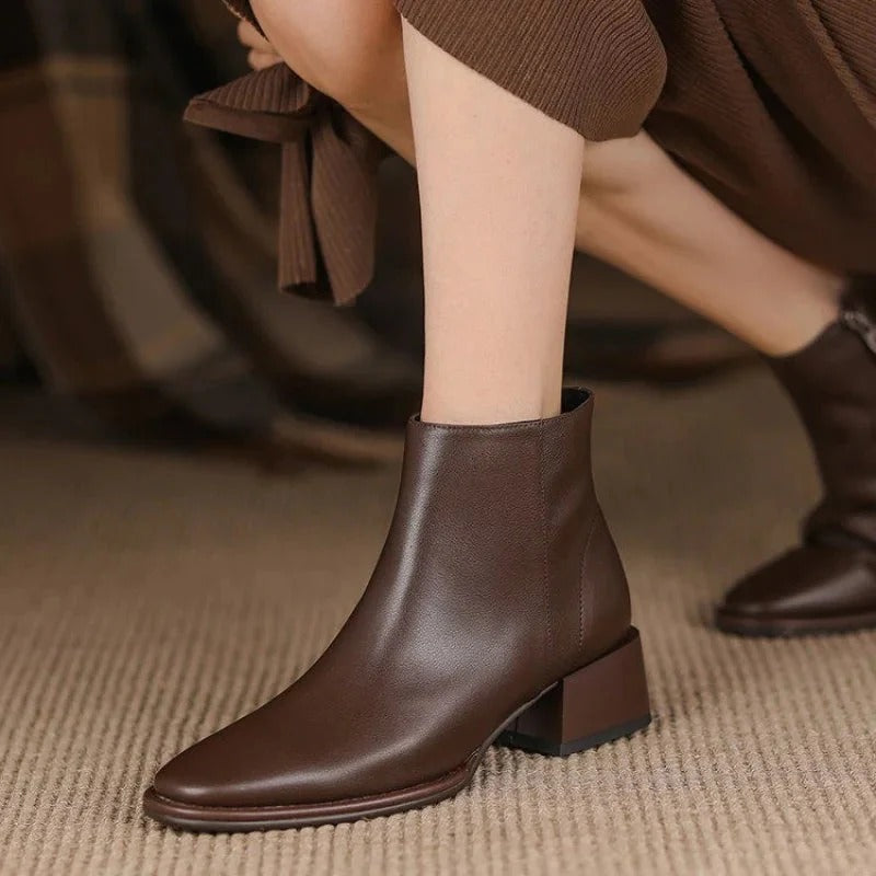 Stivali da donna in pelle con tacco basso