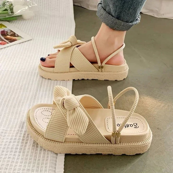 Sandali con piattaforma di sostegno alla moda per le donne