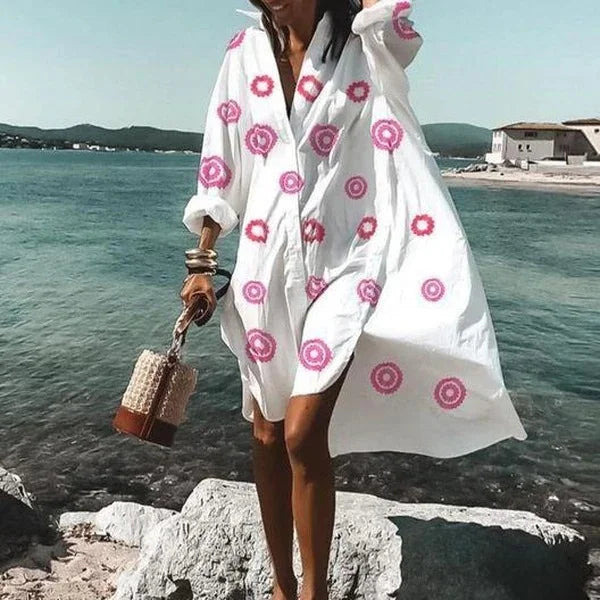 Abito camicia alla moda e fluido Abito bianco
