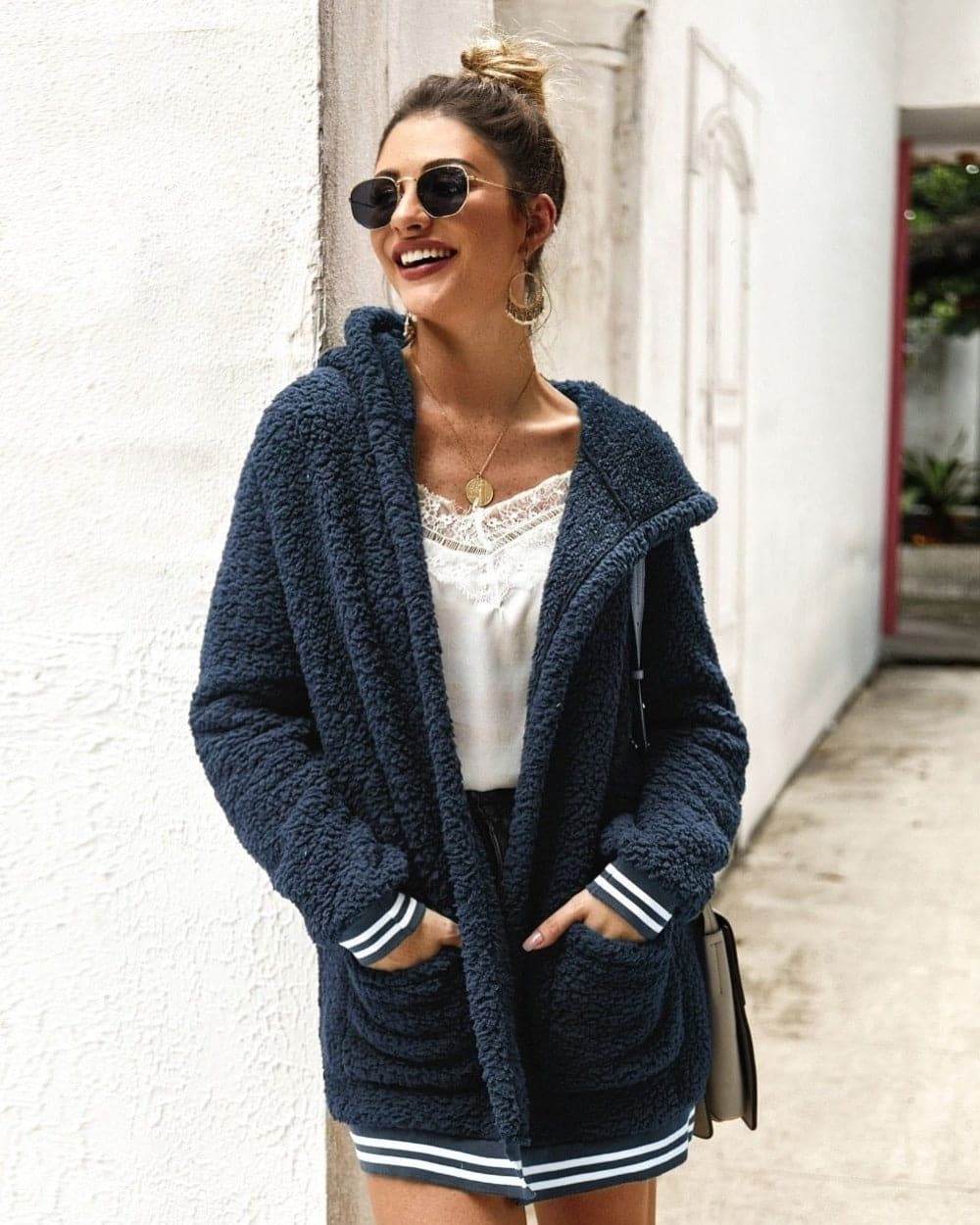 Giacca lunga in pelliccia alla moda da donna per l'inverno: elegante e comoda