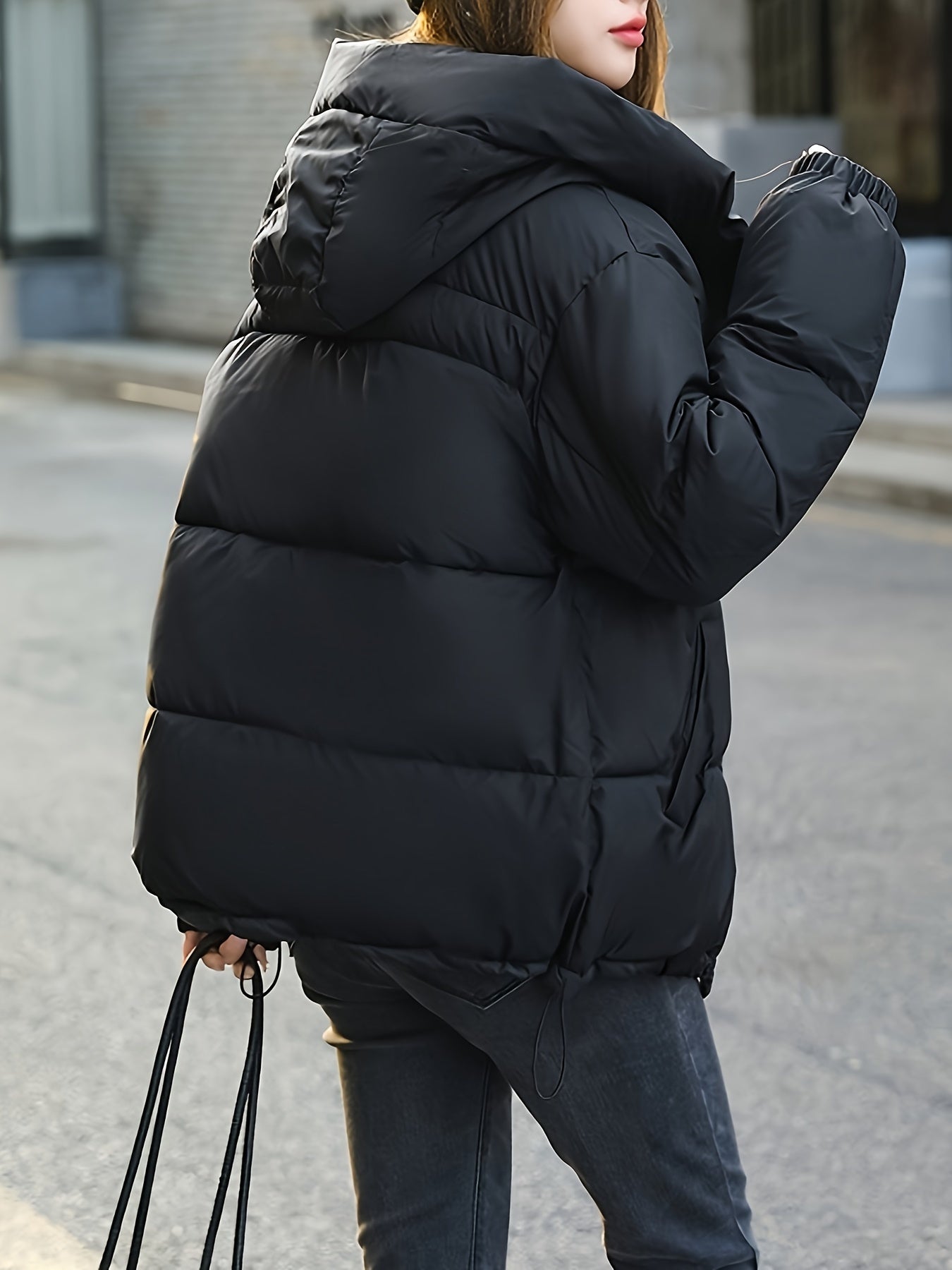 Giacca trapuntata leggera con cappuccio da donna - Abbigliamento invernale alla moda