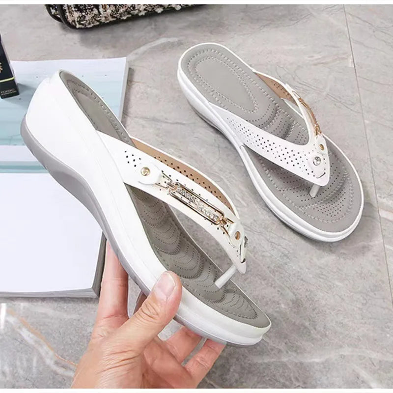 Pantofole estive ortopediche da donna con zeppa bassa – Plantare morbido imbottito, design traspirante e di supporto per comfort tutto il giorno