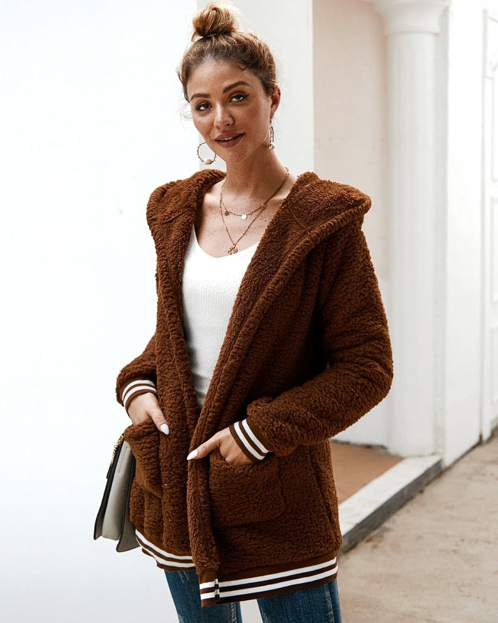 Giacca lunga in pelliccia alla moda da donna per l'inverno: elegante e comoda