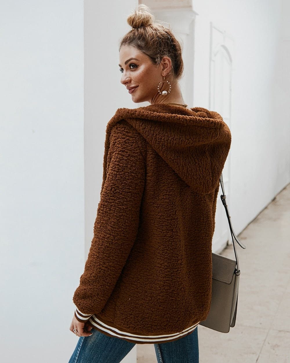 Giacca lunga in pelliccia alla moda da donna per l'inverno: elegante e comoda