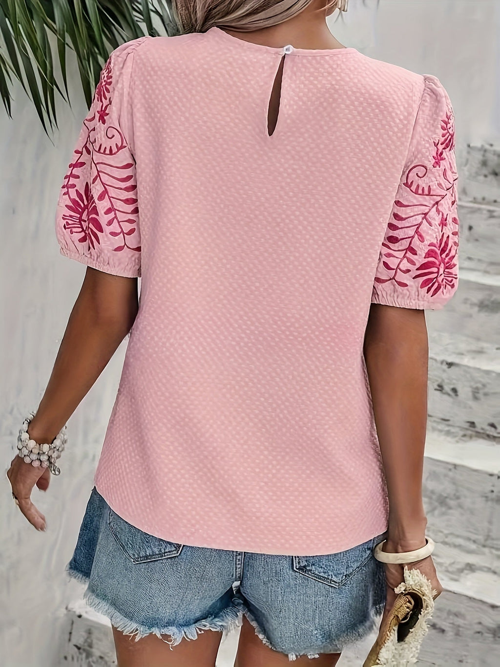 Top elegante con maniche a sbuffo da donna