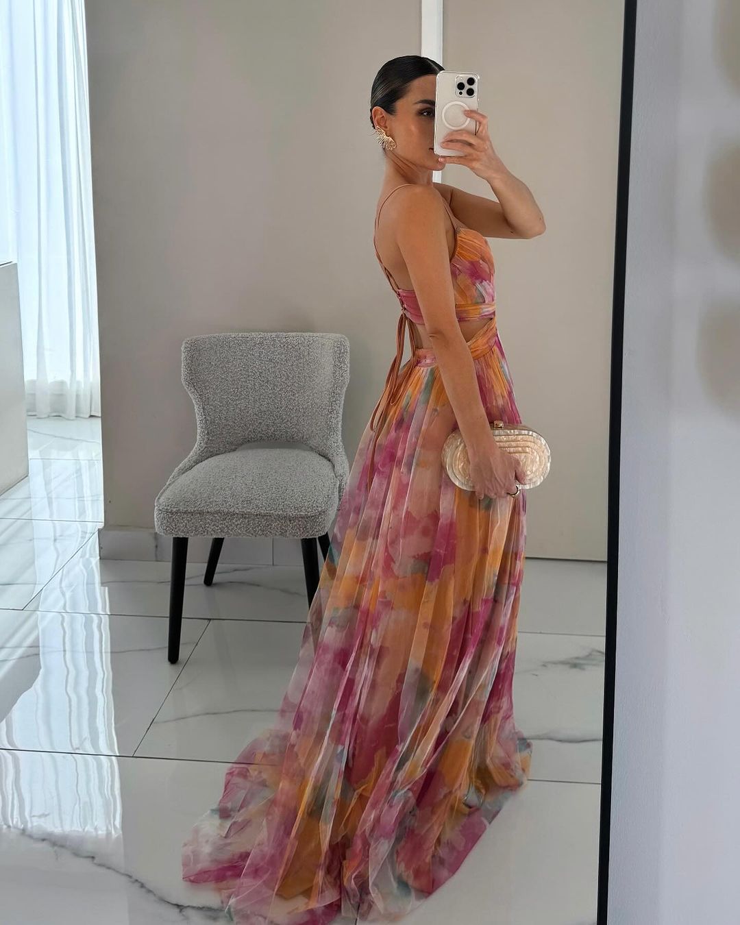 Elegante abito lungo con stampa e allacciatura raffinata per un look chic