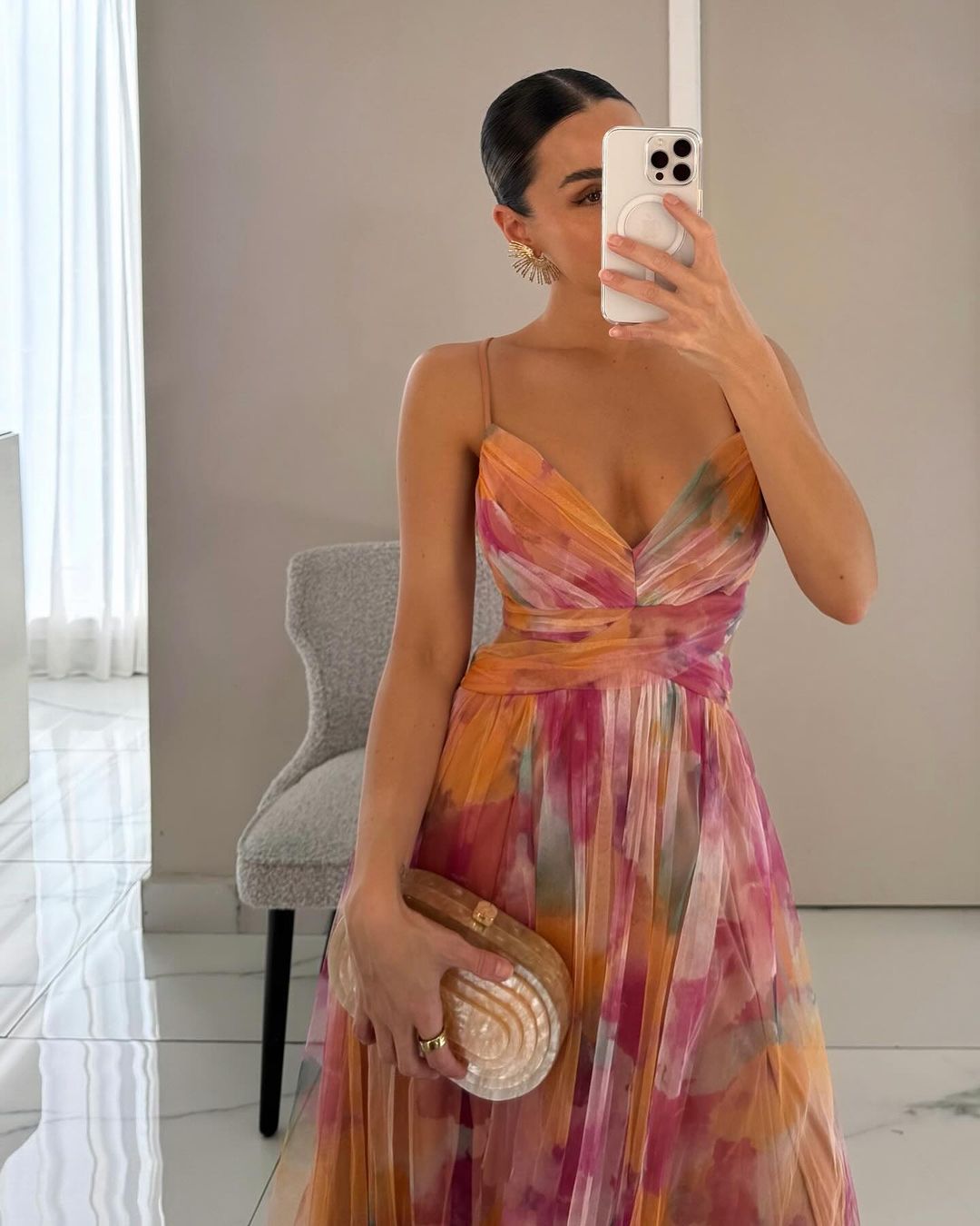 Elegante abito lungo con stampa e allacciatura raffinata per un look chic