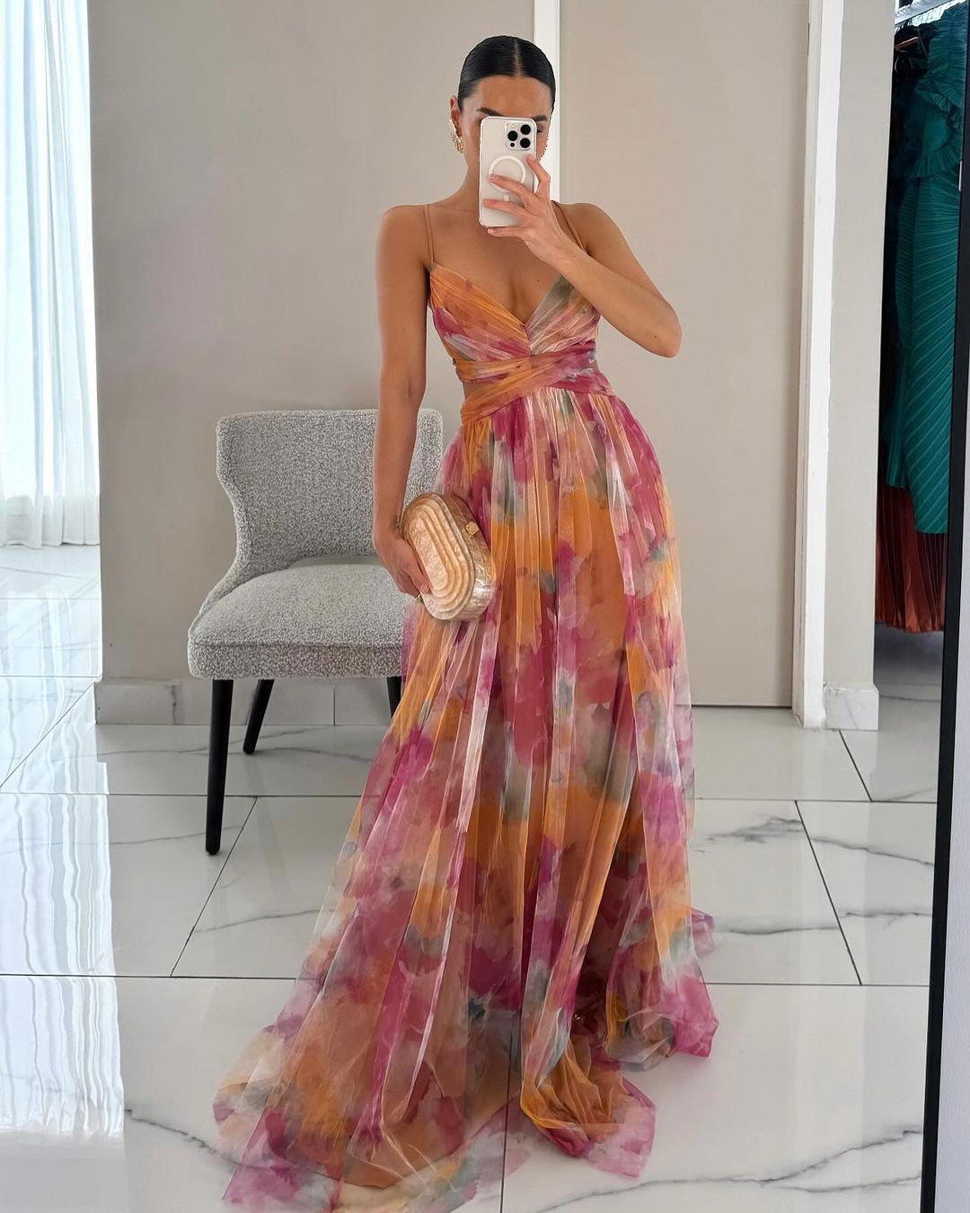 Elegante abito lungo con stampa e allacciatura raffinata per un look chic