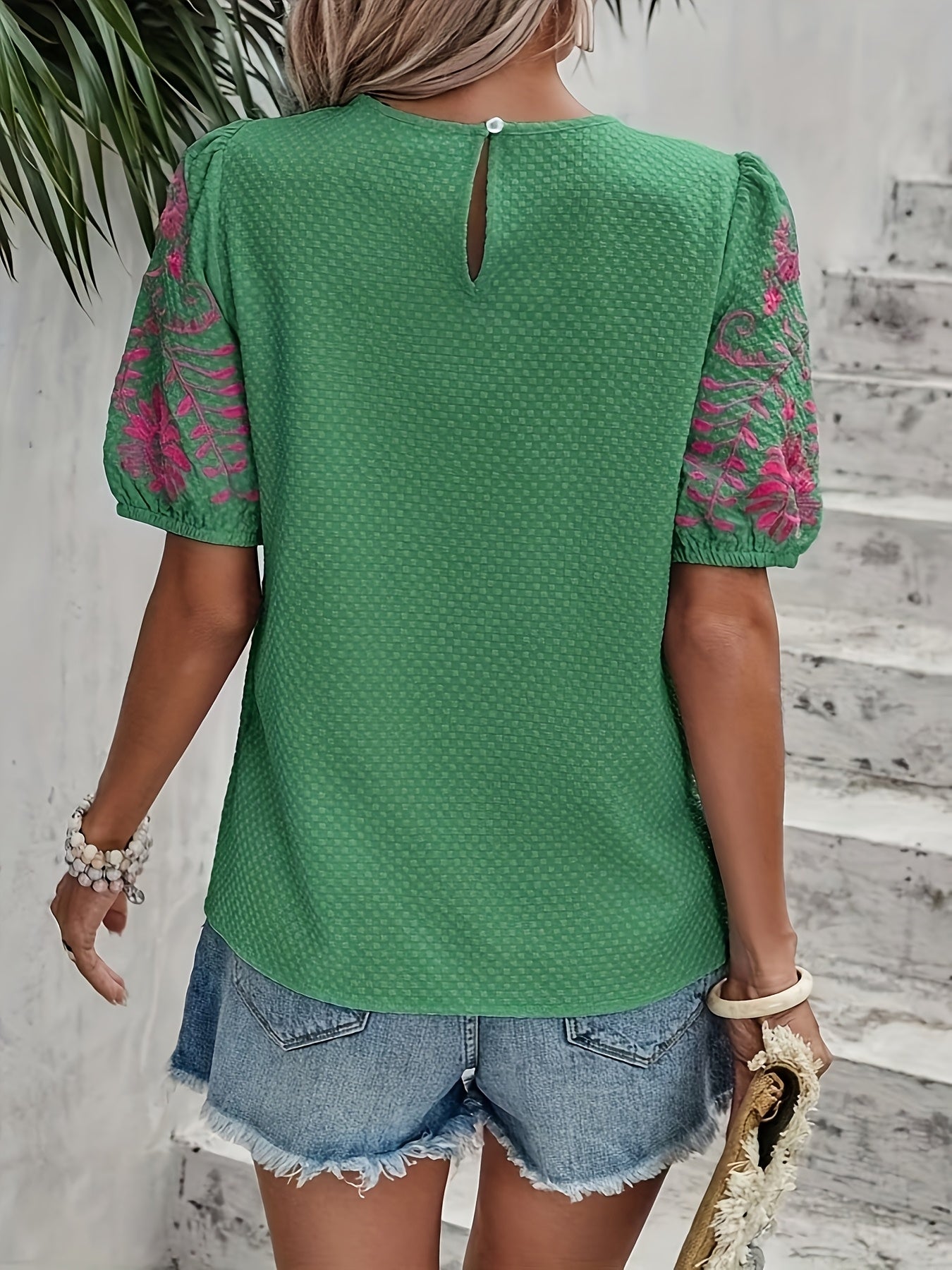 Top elegante con maniche a sbuffo da donna