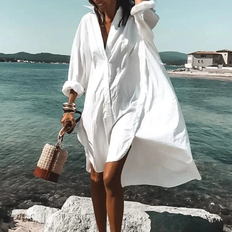 Abito camicia alla moda e fluido Abito bianco