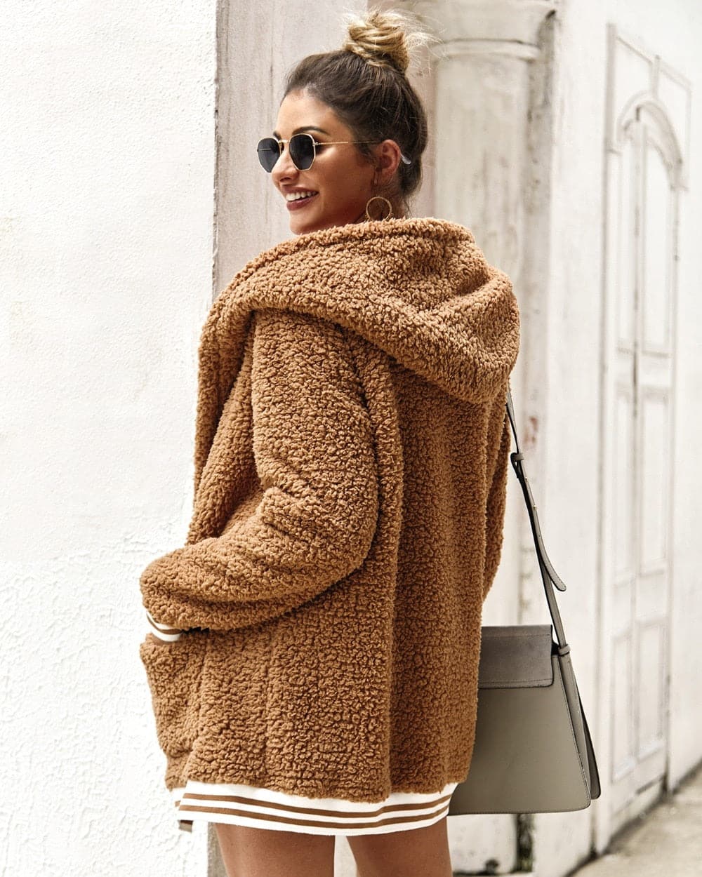 Giacca lunga in pelliccia alla moda da donna per l'inverno: elegante e comoda