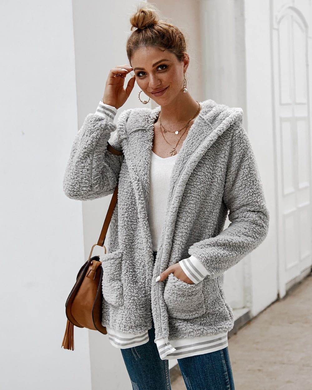 Giacca lunga in pelliccia alla moda da donna per l'inverno: elegante e comoda