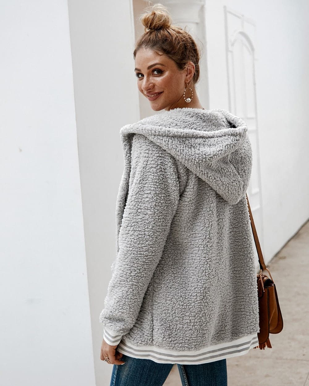 Giacca lunga in pelliccia alla moda da donna per l'inverno: elegante e comoda