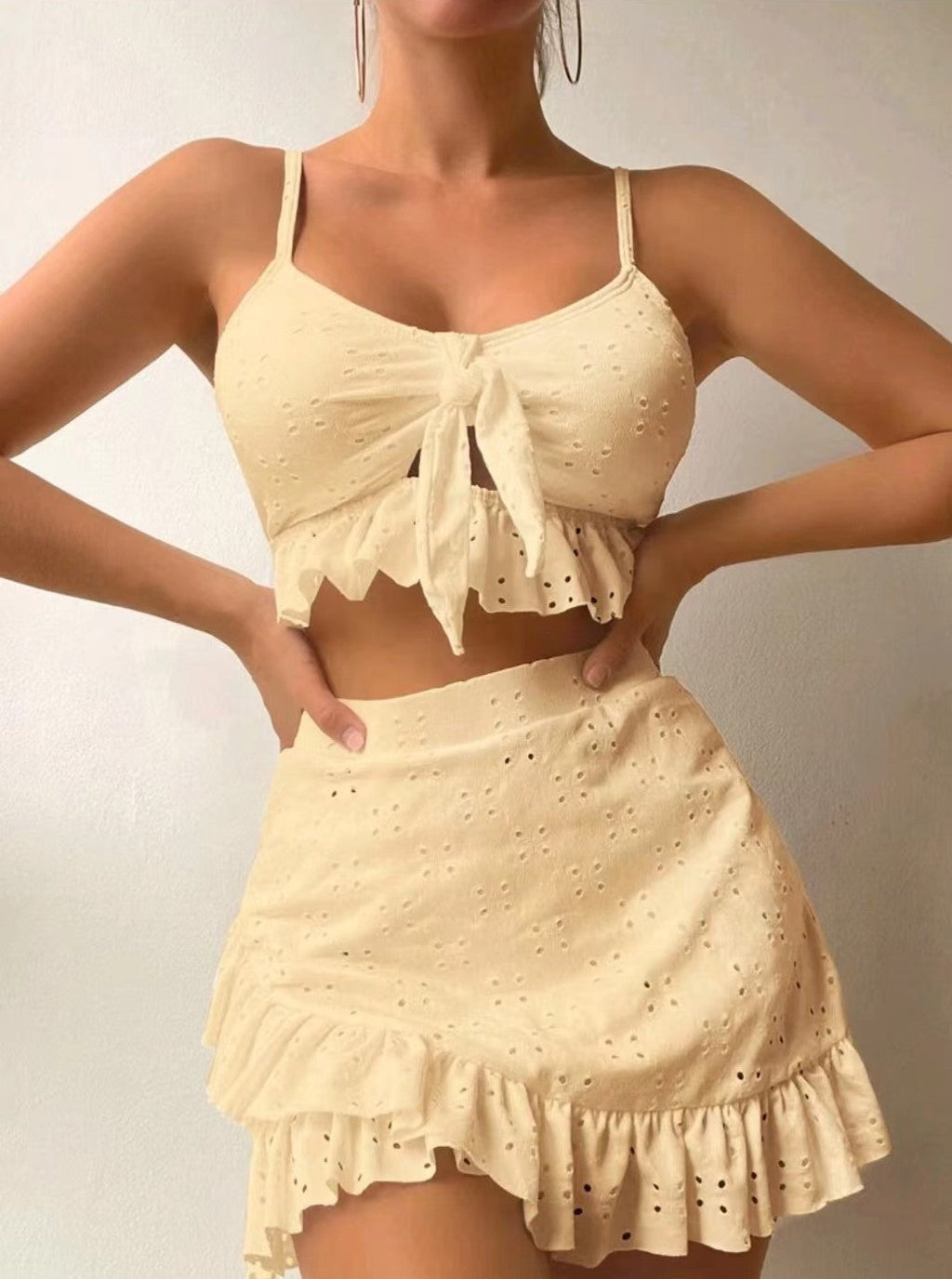 Set di costumi da bagno tre pezzi da donna, eleganti e rugosi
