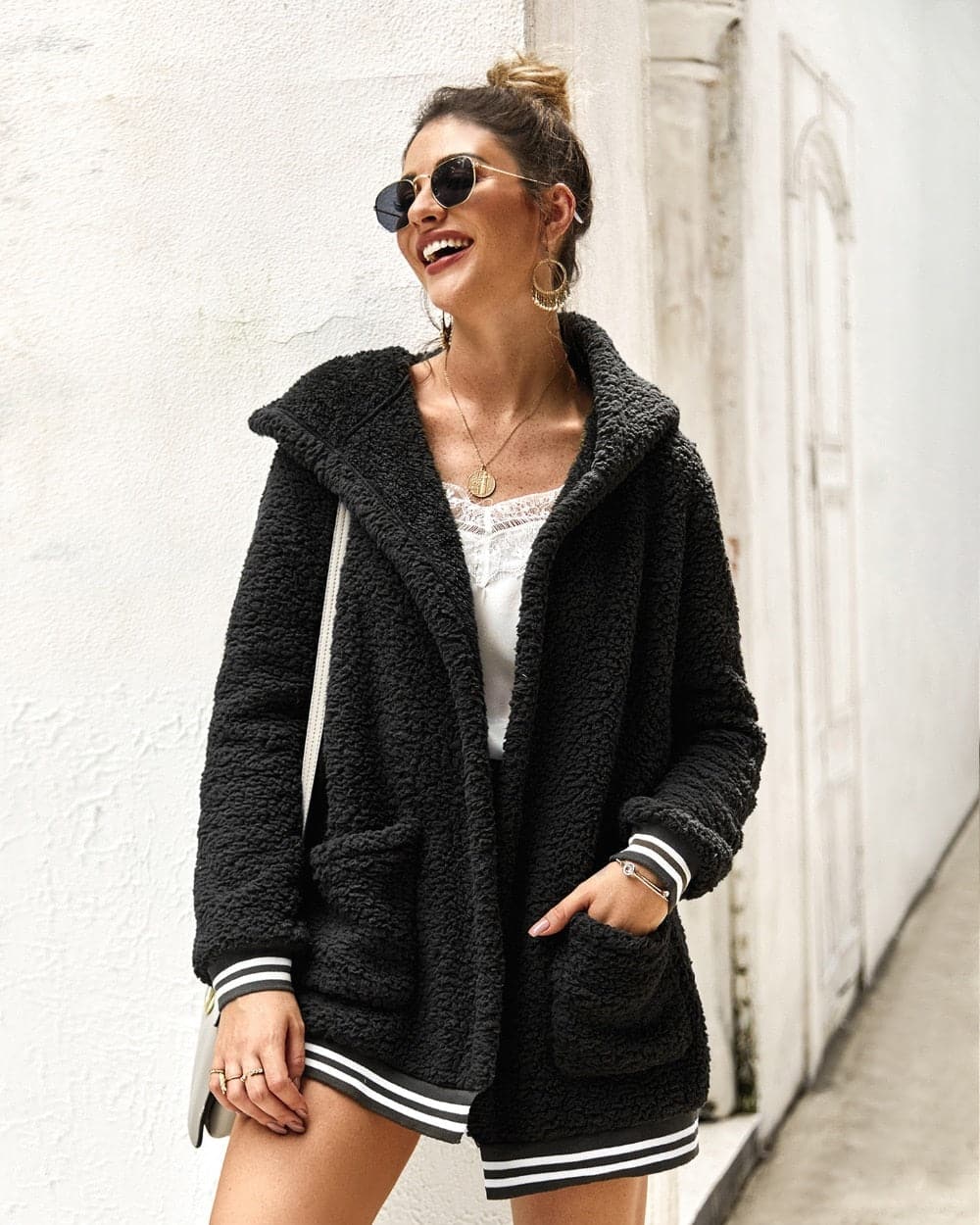 Giacca lunga in pelliccia alla moda da donna per l'inverno: elegante e comoda