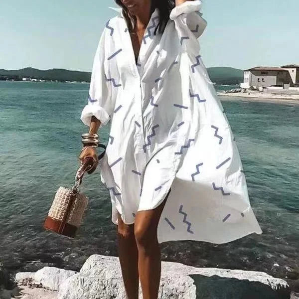 Abito camicia alla moda e fluido Abito bianco