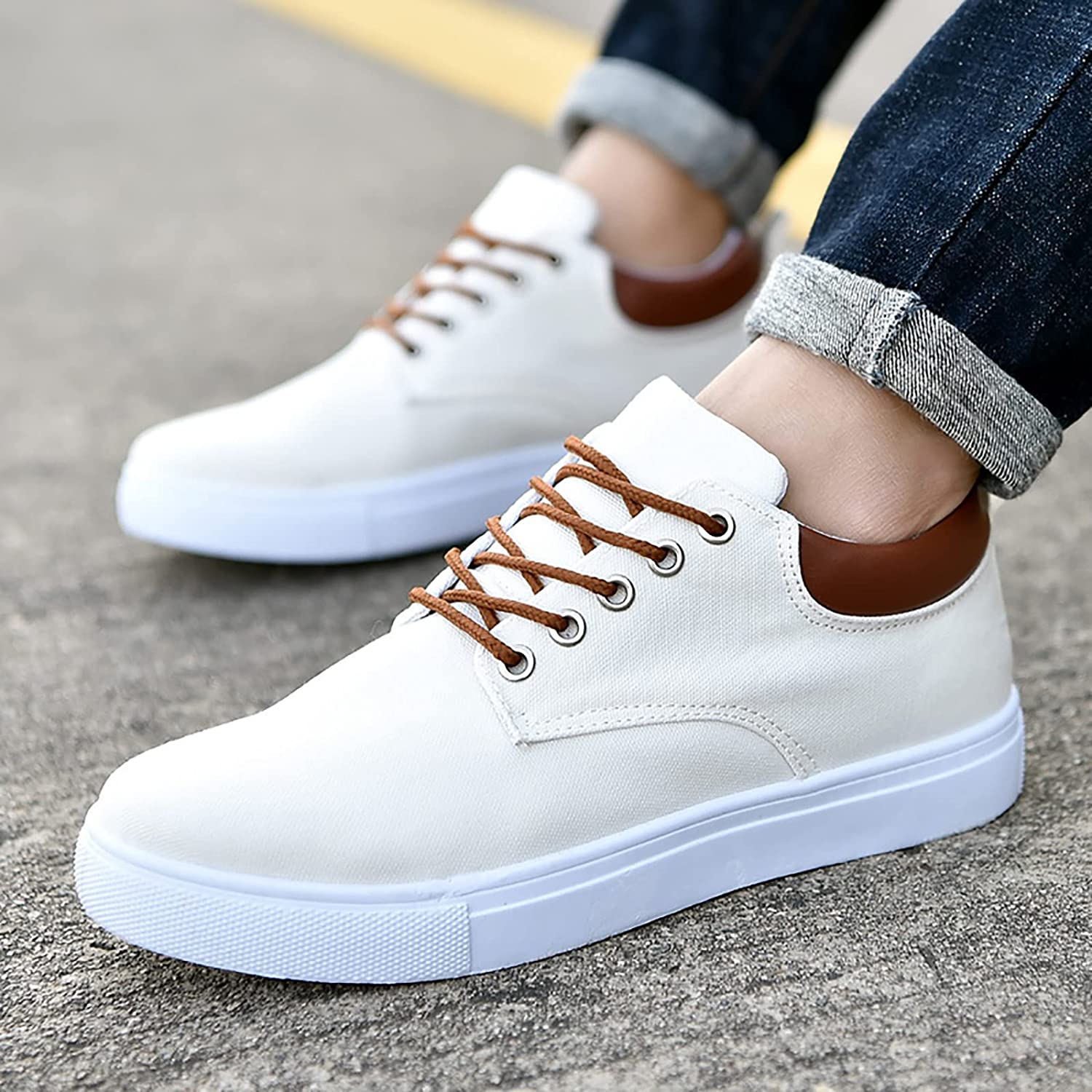 Sneakers da uomo alla moda con suola bianca