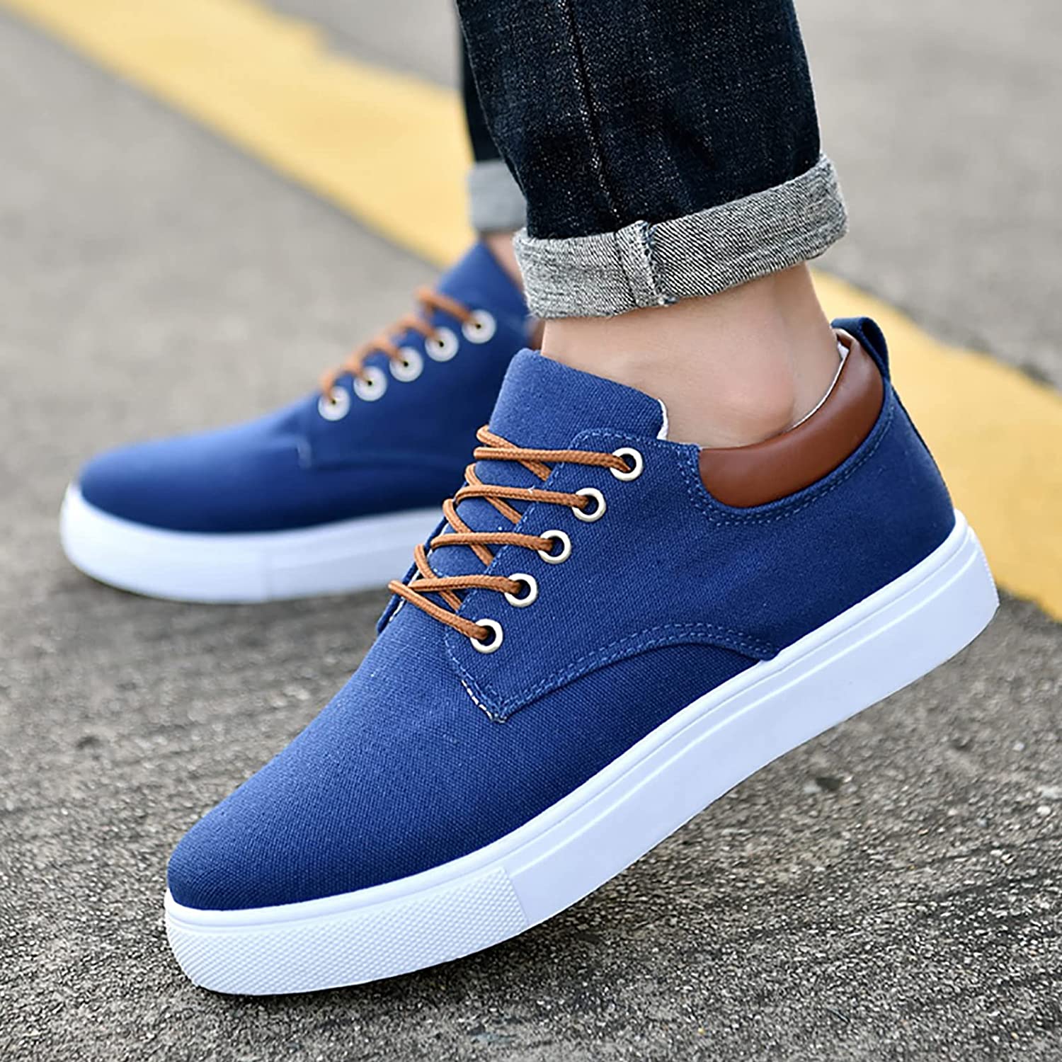 Sneakers da uomo alla moda con suola bianca