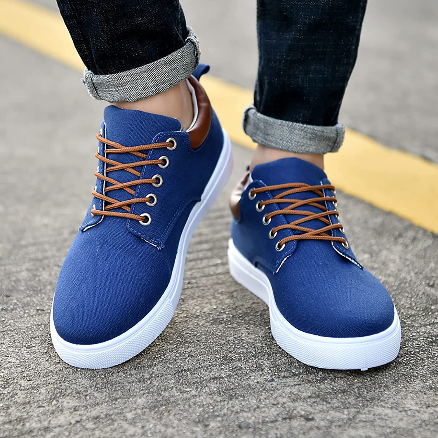 Sneakers da uomo alla moda con suola bianca