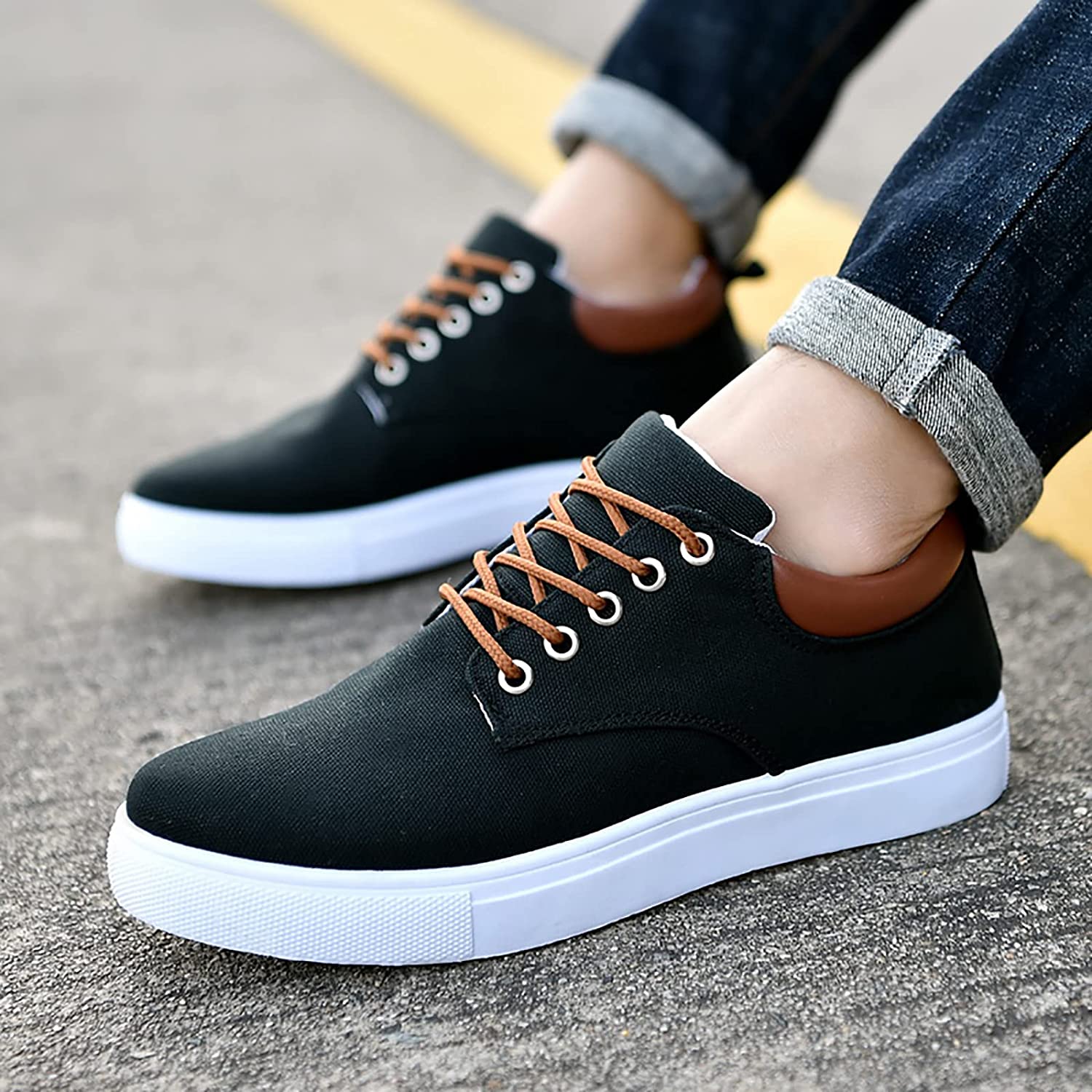 Sneakers da uomo alla moda con suola bianca