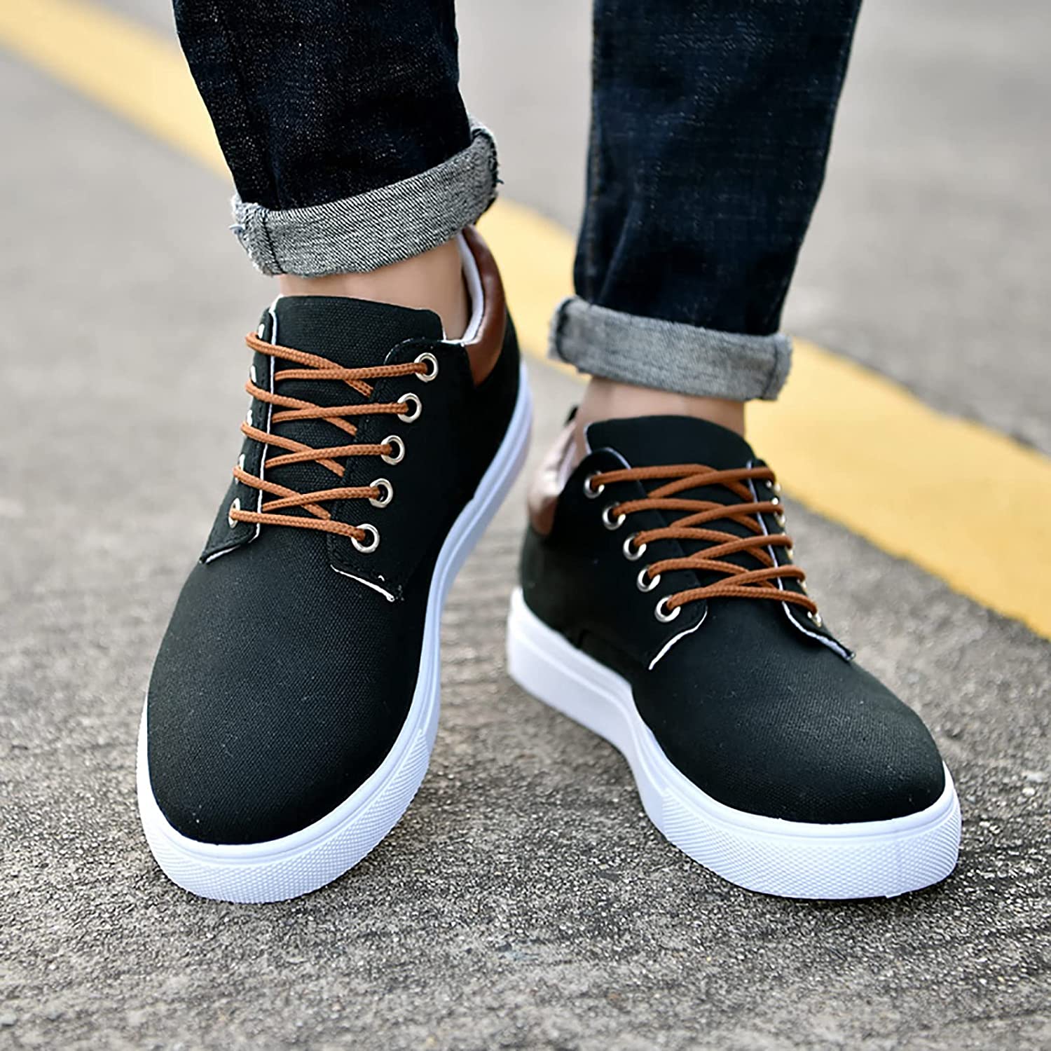 Sneakers da uomo alla moda con suola bianca