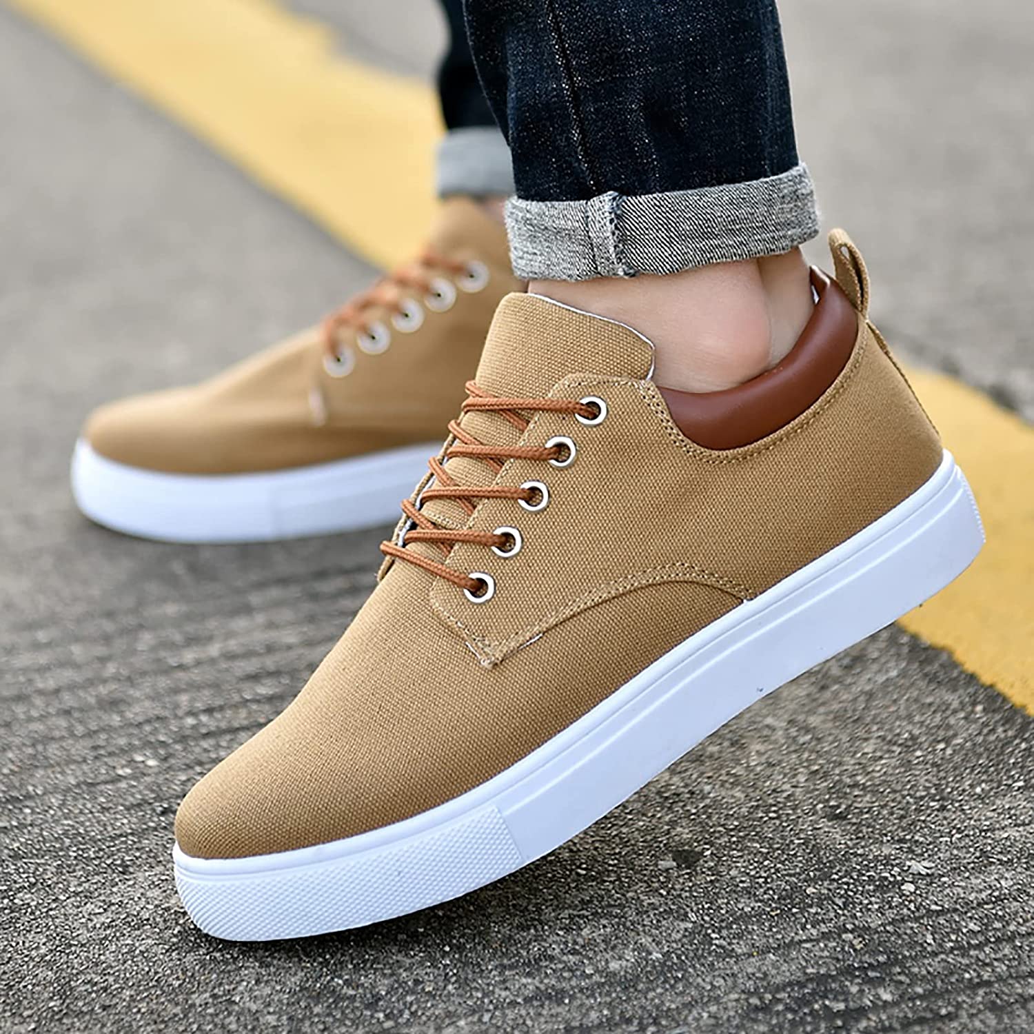 Sneakers da uomo alla moda con suola bianca