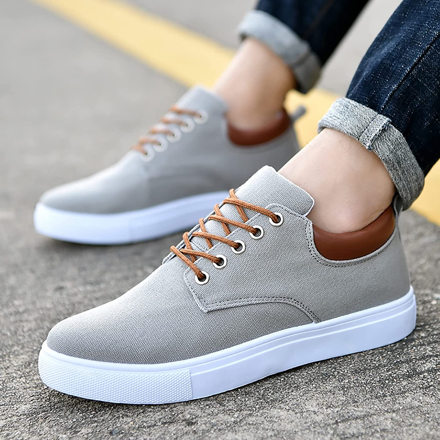 Sneakers da uomo alla moda con suola bianca