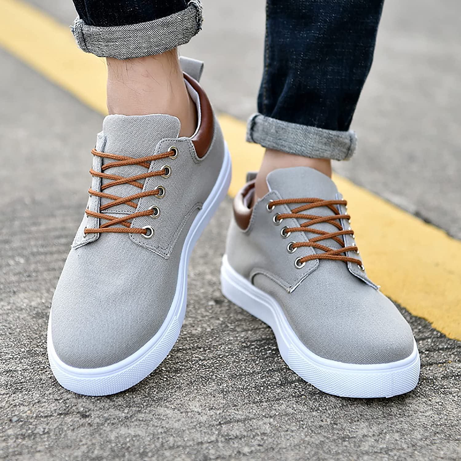 Sneakers da uomo alla moda con suola bianca