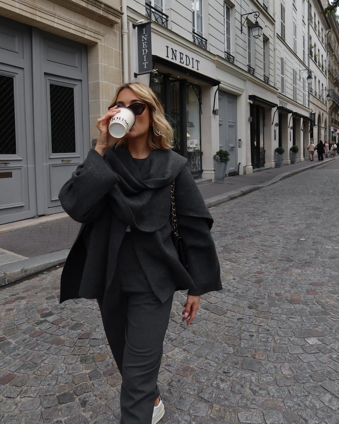 Elegante cappotto da donna con collo a scialle