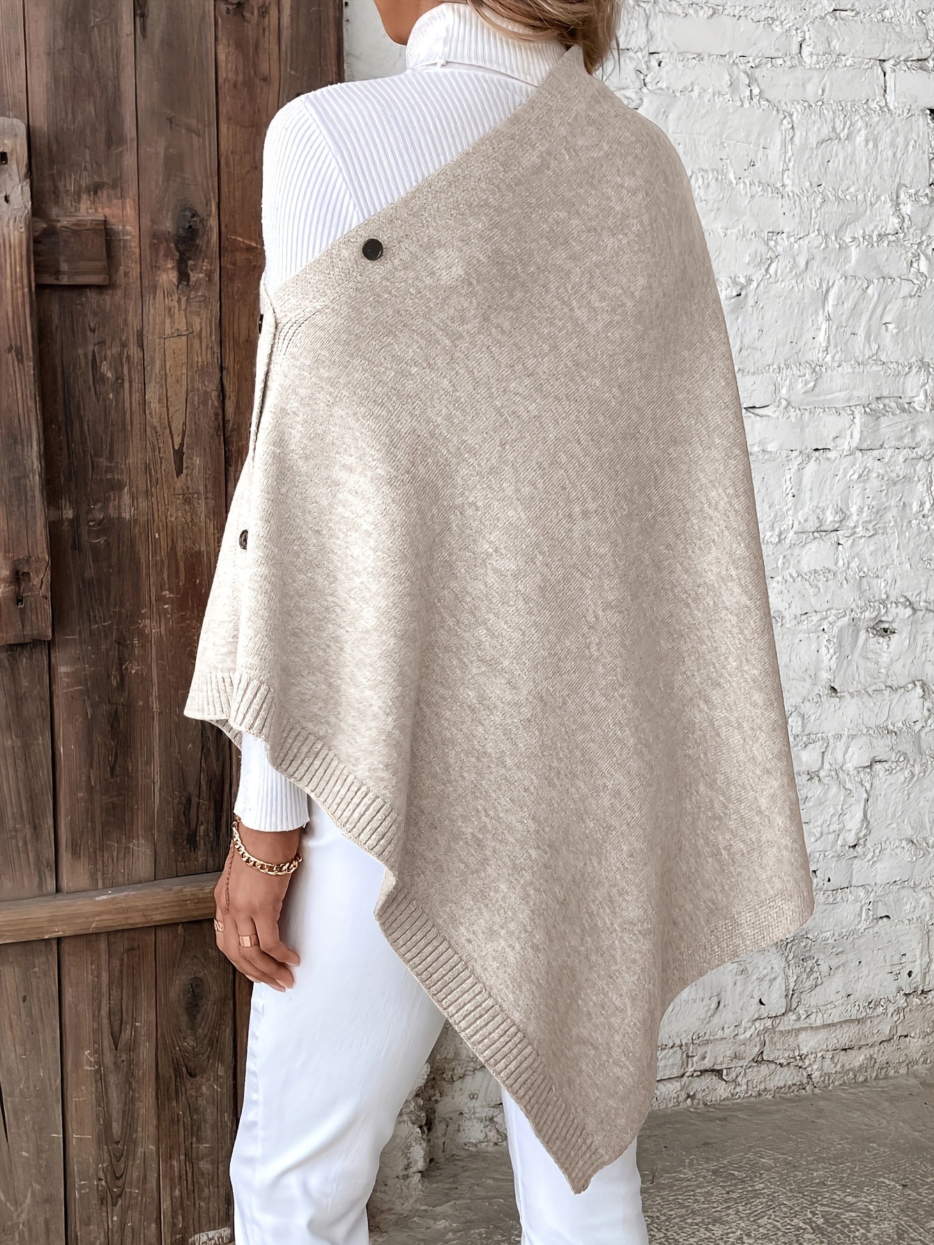Poncho con chiusura a bottoni - elegante scialle lavorato a maglia da donna
