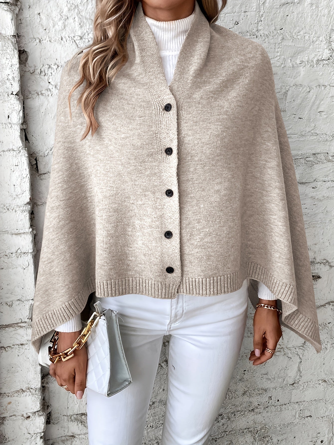 Poncho con chiusura a bottoni - elegante scialle lavorato a maglia da donna