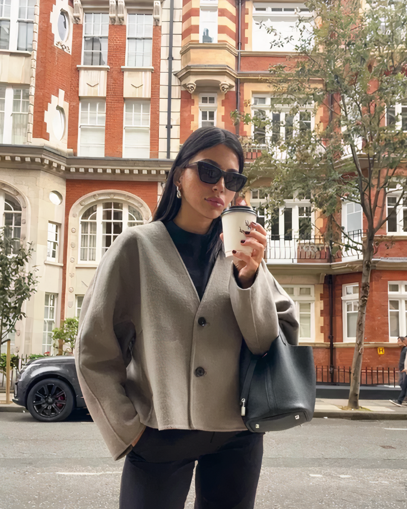 Kort damejakke i uldblanding – Casual enkeltspændt med V-udskæring