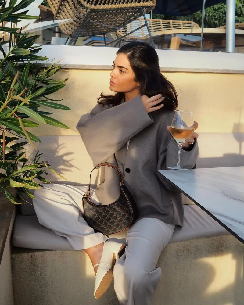 Kort damejakke i uldblanding – Casual enkeltspændt med V-udskæring