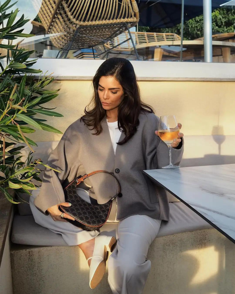 Kort damejakke i uldblanding – Casual enkeltspændt med V-udskæring