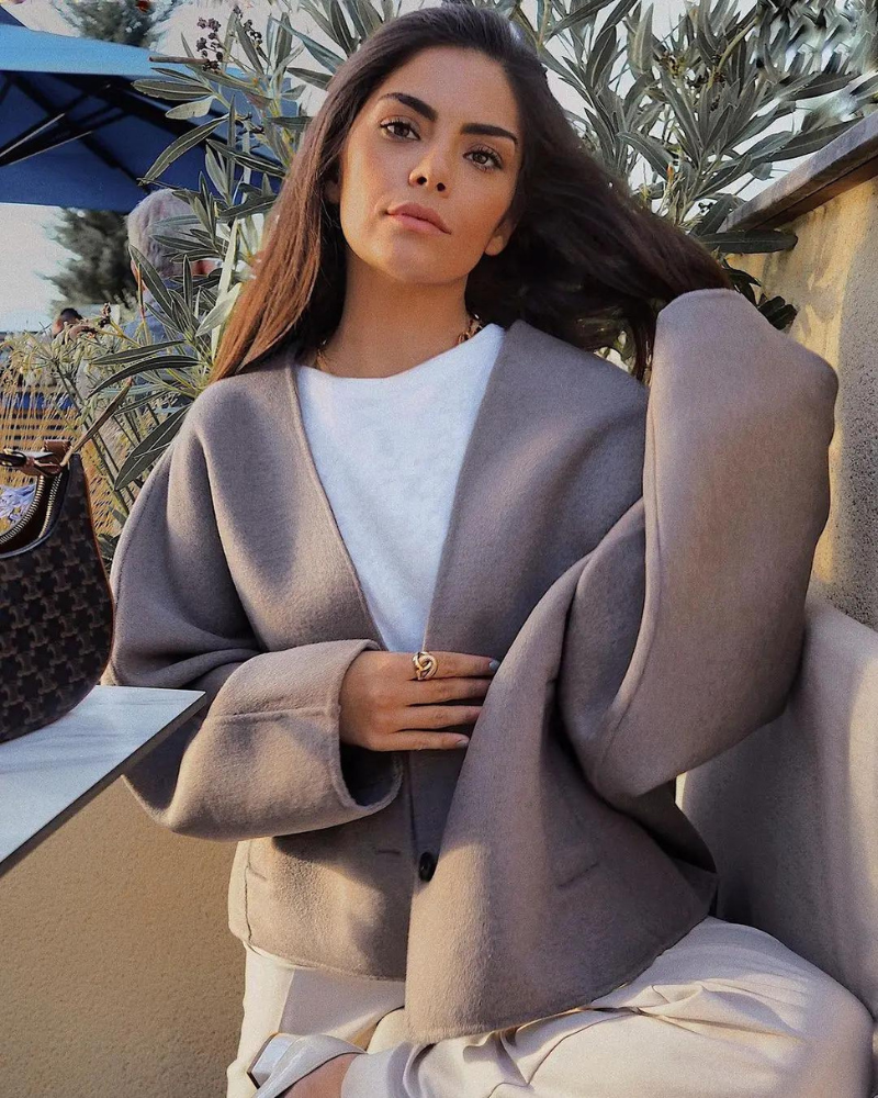 Kort damejakke i uldblanding – Casual enkeltspændt med V-udskæring