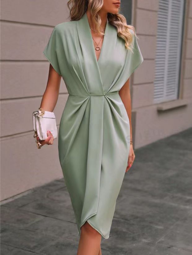 Abito midi avvolgente da donna con cintura annodata ed elegante spacco