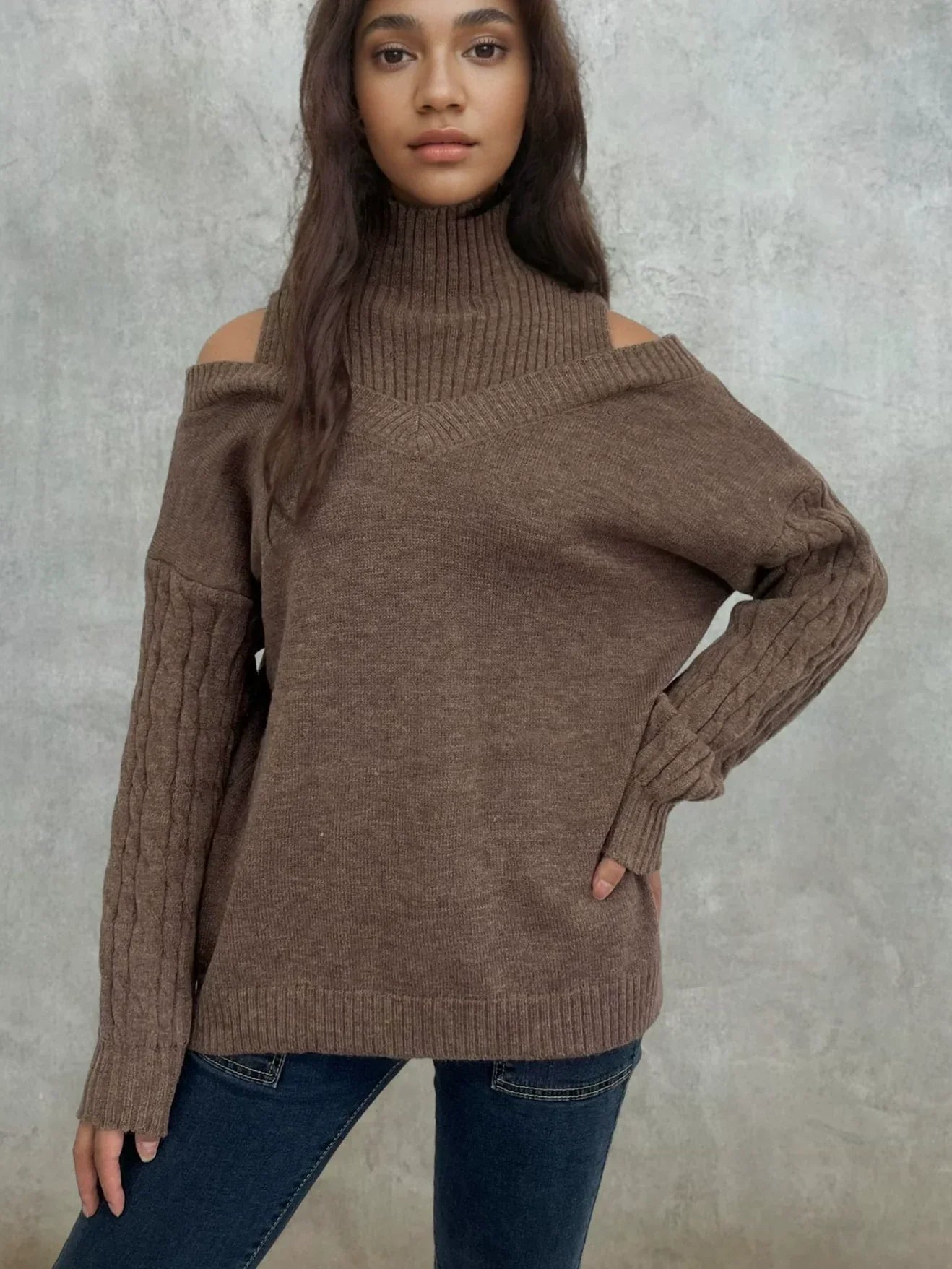 Maglione a Coste con Spalle Scoperte da Donna – Vestibilità Comoda ed Elegante
