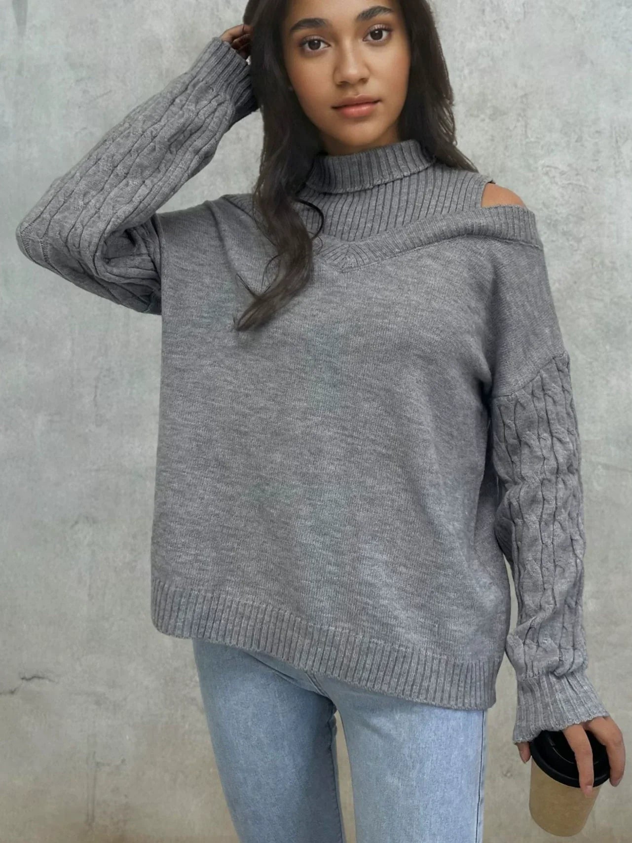 Maglione a Coste con Spalle Scoperte da Donna – Vestibilità Comoda ed Elegante