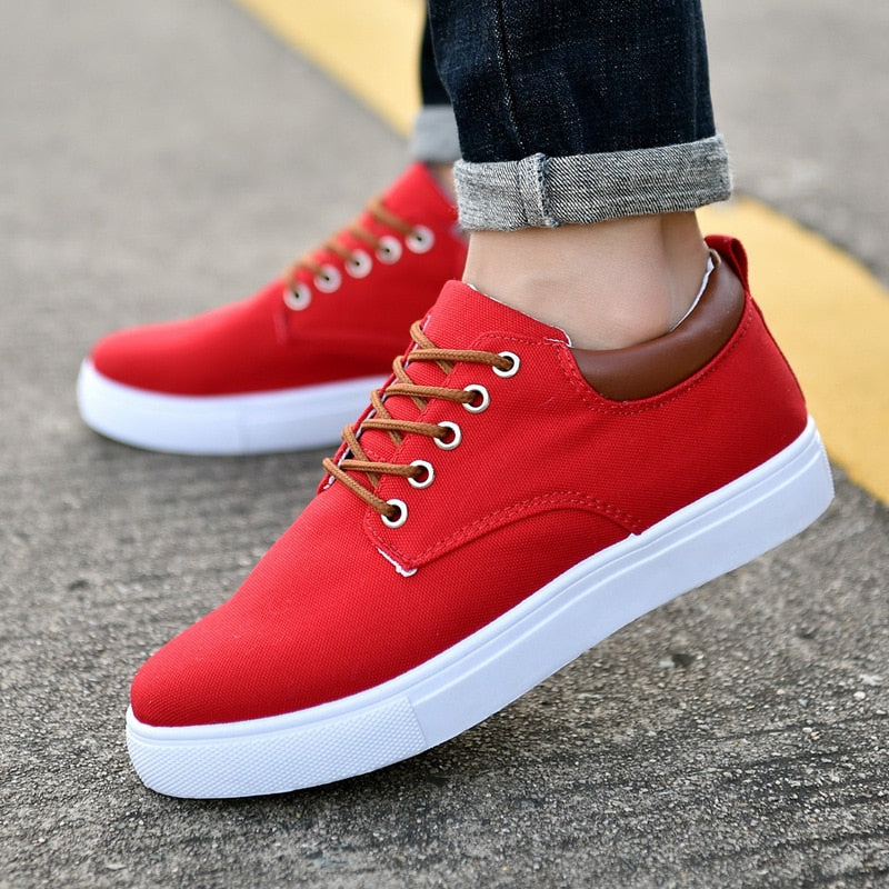 Sneakers da uomo alla moda con suola bianca