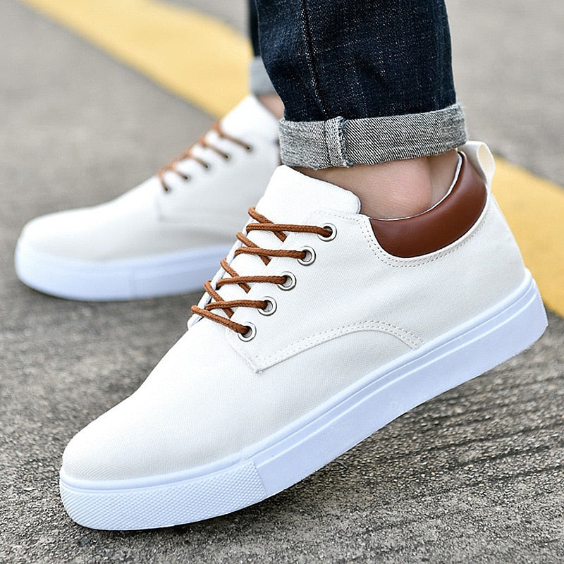 Sneakers da uomo alla moda con suola bianca