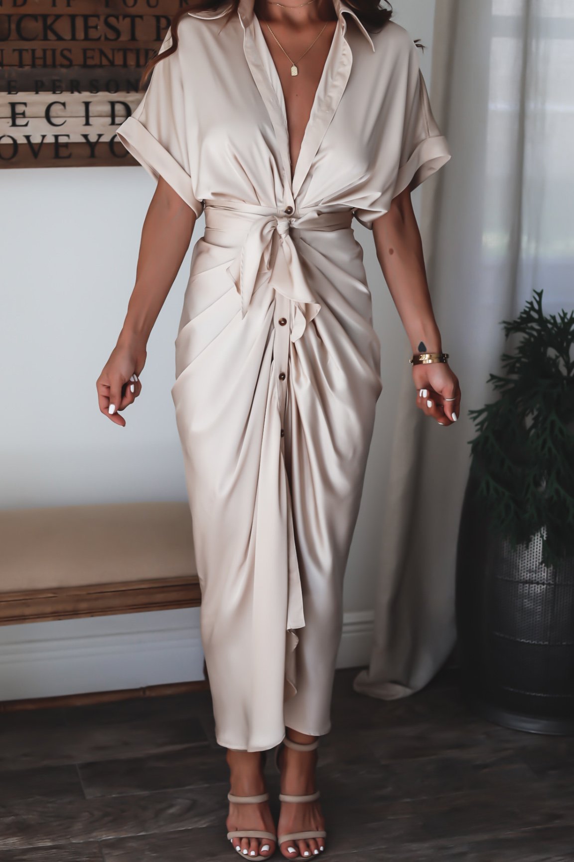 Maxi abito da donna, sofisticato ed elegante, con chiusura a bottoni
