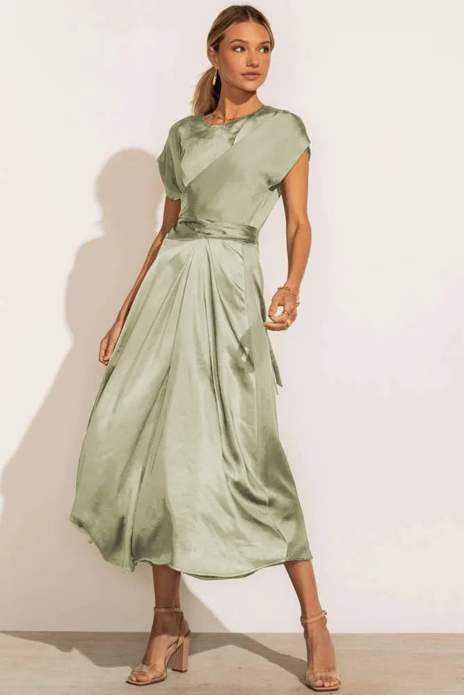 Elegante abito da sposa midi in raso di seta da donna