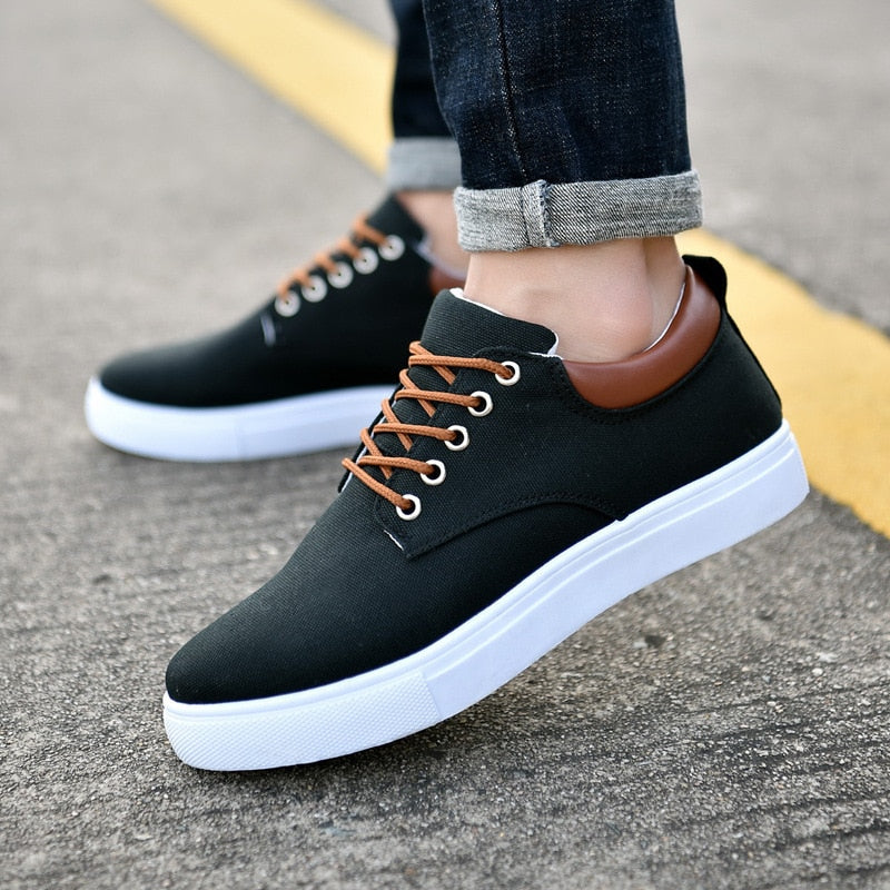 Sneakers da uomo alla moda con suola bianca
